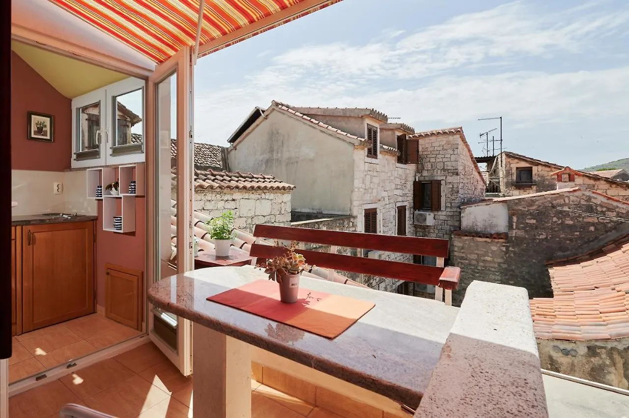 Apartments And Rooms By The Sea Trogir - 16844 ゲストハウス